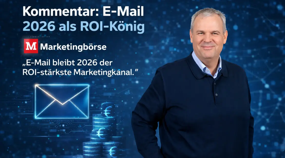 Ein Mann in einem marineblauen Pullover steht vor einem blauen digitalen Hintergrund mit einem E-Mail-Symbol, Euro-Symbolen und einem binären Code. Der Text beschreibt E-Mail als den stärksten ROI-Marketingkanal im Jahr 2026 für die Marketingbörse.